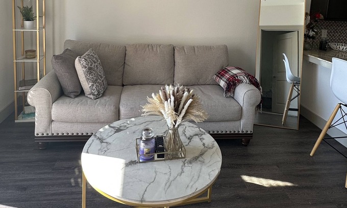 Farmers Branch Apartment | Located at the center of DFW. 15 minutes from both Dallas airports and downtown.