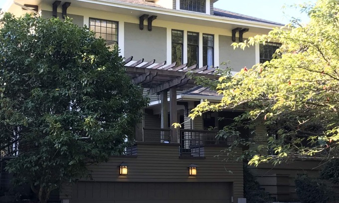 East Queen Anne House | Located at the top of Queen Anne only a block from all of the shops.