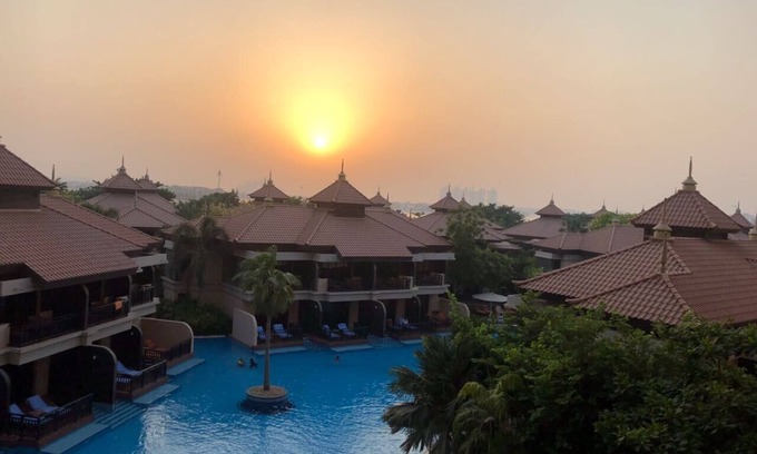 Palm Jumeirah House | Located in Palm Jumeirah with a stunning view of the lagoon pool