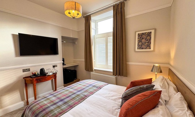 Padfield Apartment | Located in the heart of Glossop in the High Peak, Westwood Boutique Aparthotel combines comfort with convenience. Set against the breathtaking backdrop of the Peak District.
