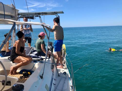 Le Grau-Du-Roi Boat Rental | Location insolite en voilier, navigation, coucher de soleil, et baignades en mer