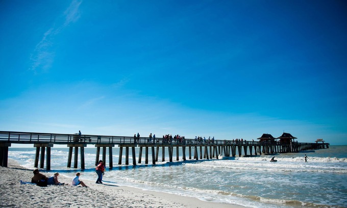 Old Naples Condo | Location Location Location - Olde Naples Florida - 3-min walk to the beach