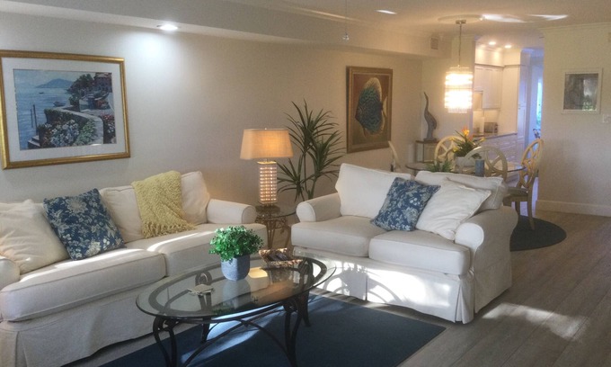 Bonita Springs House | Location!Renovated townhome, private courtyard, 2 en-suites, golf, beach, pool