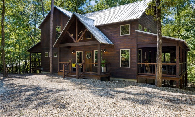 Broken Bow Cabin | LOCATION! Rustic/Modern Retreat~Huge Trees~Covered Deck~Hot Tub~Fire Pit~Arcade