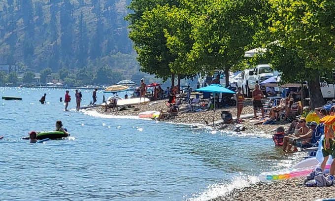 Central Okanagan House | Location ! Semi Waterfront Beach Ave 2 Bedroom/2 Bathrooms/2 Living Rooms