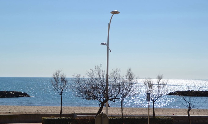 Valras-Plage Apartment | Location T3 rénové - BOR DE MER- 50m plage -Terrasse vue mer latérale - Parking