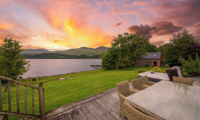 Ardeonaig Cabin | Loch fronted holiday cottage for 8 at Loch Tay with hot tub