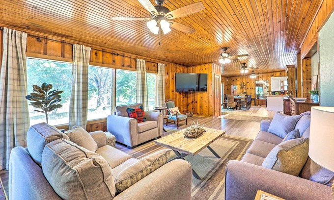 Grove House | 'Lochview Lodge' Idyllic Farmhouse in Grove!