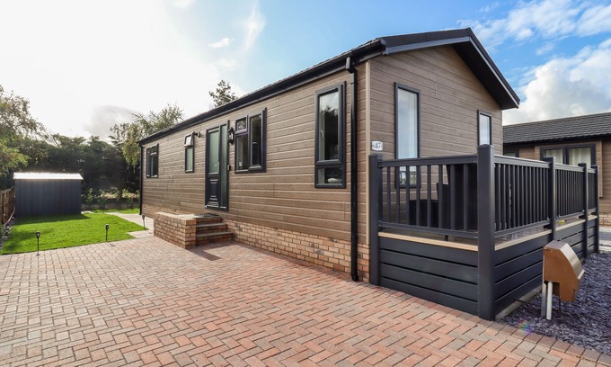 Martlesham Heath Cottage | LODGE 47, family friendly, character holiday cottage in Bucklesham