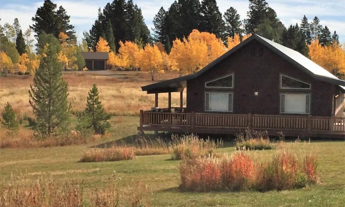 Lazy Acres Cabin | Lodge just 7 miles to Yellowstone National Park. SAUNA!- Fox Den Lodge (bathroom in every bedroom)