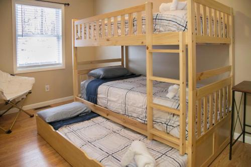 Bradford House | Lodge on Lamoka Guest House