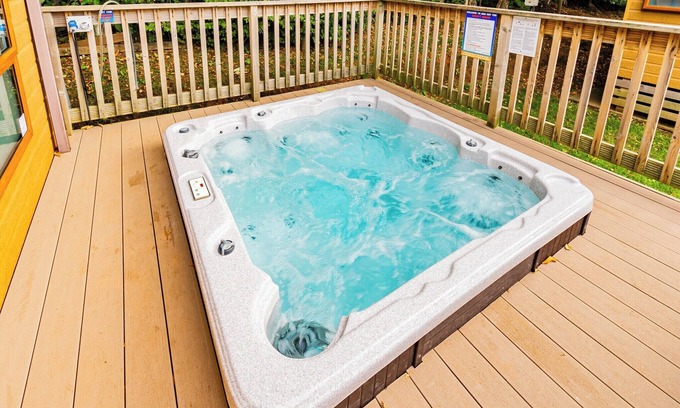 Dawlish Cabin | Lodge sleeping up to six guests in three bedrooms, one double and two twin along with family bathroo