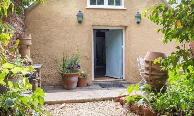 Belluton Apartment | Loft Apartment nr Bath & Bristol with hot tub