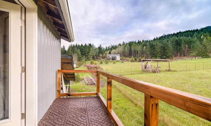 Philomath Apartment | LOFT · PNW Scenic Loft, with AC !Enjoy your private getaway today!