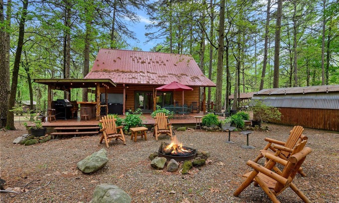 Broken Bow Cabin | Loft sleeps 6 w/pool table & outdoor bar! Down the road from Choctaw Landing!
