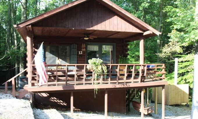 Schnellville House | Log Cabin 12 with Hot Tub at Osborn Boat Ramp on Patoka Lake