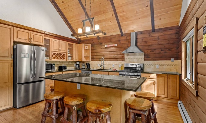 Highmount Apartment | Log Cabin 2min to Belleayre Base Lodge EV Charger