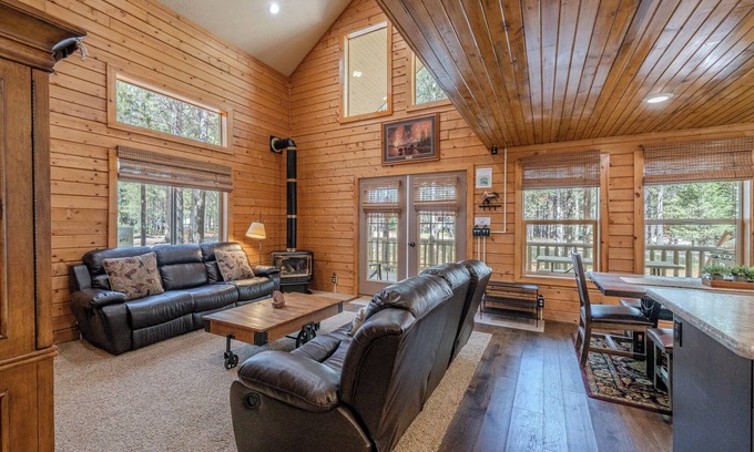 Island Park Cabin | Log Cabin, Close to Yellowstone, Family Friendly, Sleeps 10, Wi-Fi