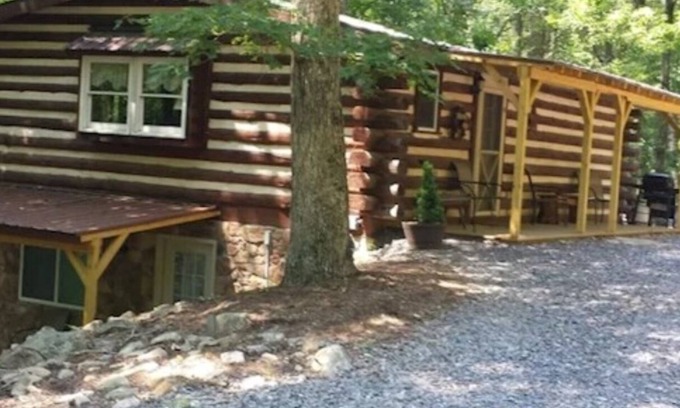 Huntingdon Cabin | Log Cabin in Wooded Area Near Raystown Lake Boat Access