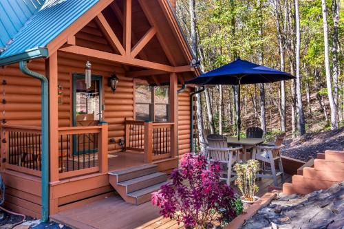 Dahlonega House | Log Cabin, Lake, Hot Tub, Near Wineries & Hiking