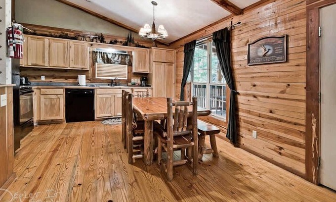 Sylvan Shores Cabin | Log Cabin Near Beaver Lake Wifi Pool Fireplace