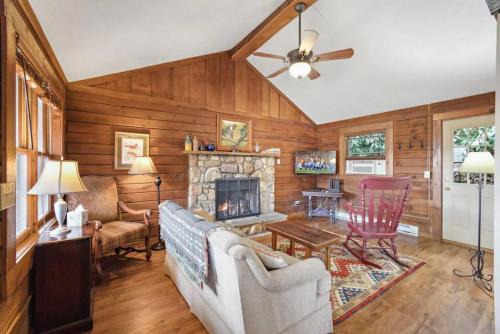 Blowing Rock House | Log cabin on peaceful river