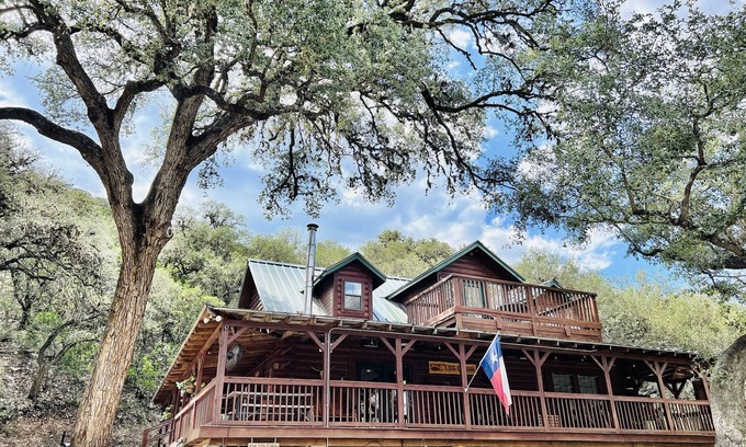 Sabinal House | Log Cabin on River Road