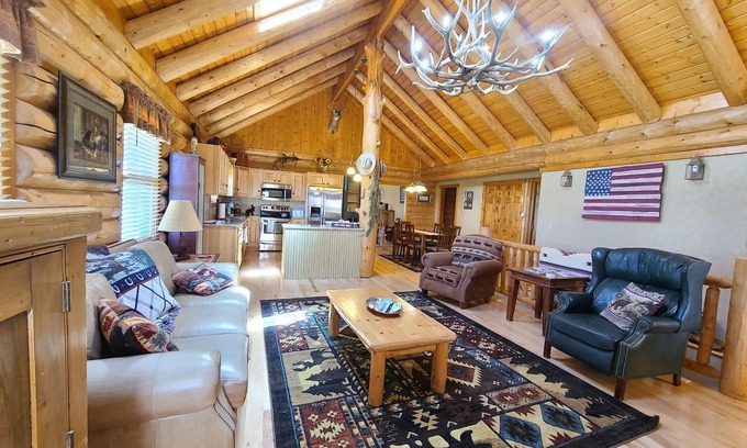 Divide House | Log cabin style home on secluded 48 acre property