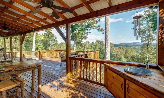 Murphy Cabin | LOG CABIN W/LONG-RANGE MOUNTAIN VIEWS! HUGE DECK W/FIRE PIT & GRILL. DISCOUNTS!