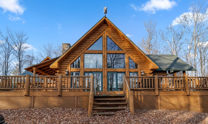 Fish Creek Cabin | Log home in Fish Creek + Dog Friendly and Private lot!