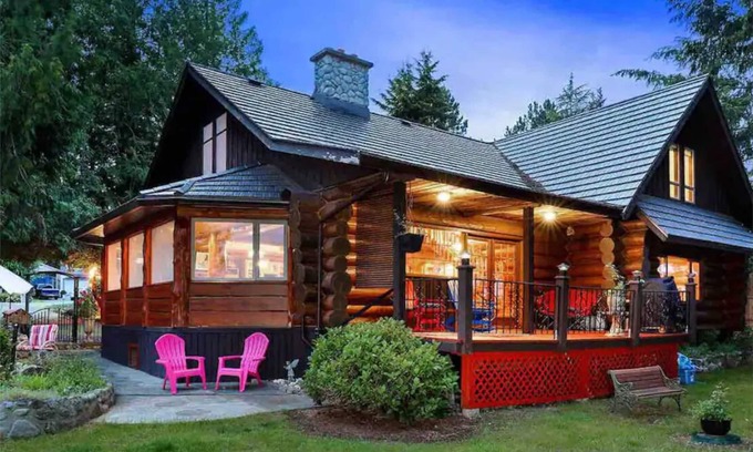 Union Bay Ski Chalet | Log Home with 4 bedrooms 3 bathrooms