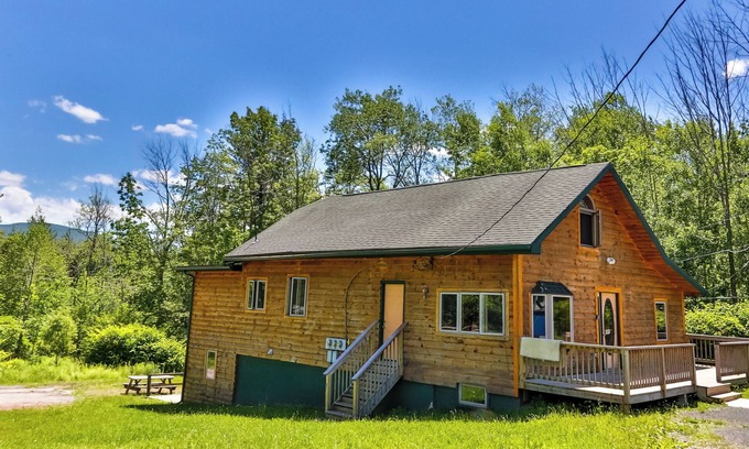 Tannersville Cabin | Log House/w Hot tub, Sauna, Bar, Mins to Hunter