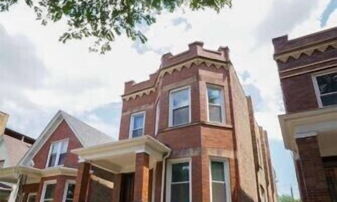 Logan Square Apartment | Logan Square 2 BR/1 BA-modern, near METRA