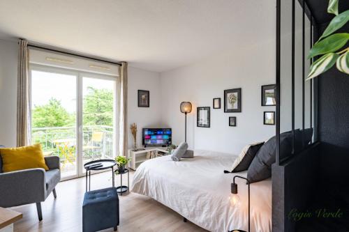 Chatellerault Apartment | Logis Verde à 5 min de l'autoroute A10, balcon & parking privé