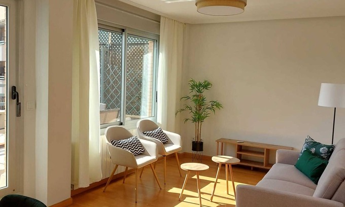 Zaragoza Apartment | LOIRA PLAZA MOZART: Modern Shelter with Terrace