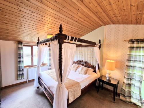 Kelty Ski Chalet | Lomond 3 with Private Hot Tub - Fife - Loch Leven - Lomond Hills -Pet Friendly