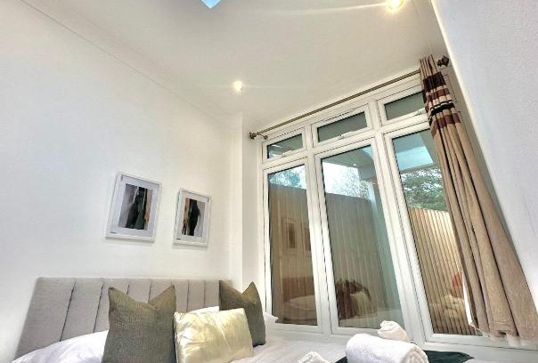East Acton House | London Charm - Stylish Room in Spacious Home