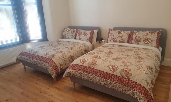 Clayhall Apartment | London Luxury 2 Bedroom Apartment 5 min from tube station with free parking