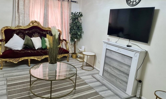 Thamesmead House | London - Sleeps 4 - Parking - Garden - PetFriendly