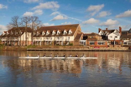 Staines Hotel | London Thames Lodge by Dancenter