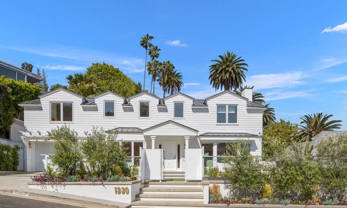 Hollywood Hills West Villa | London Villa - Striking Modern Cape Cod in the heart of the Sunset Strip.