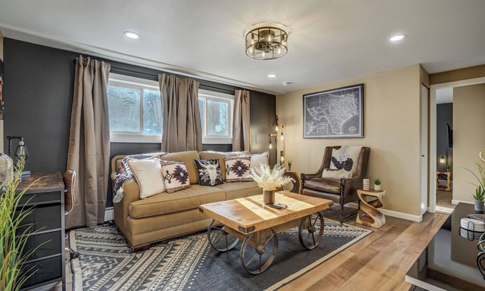 Cimarron Hills Apartment | Lone Star Lookout - Cozy 2-BR w/Mountain Views, King Bed & Pet-Friendly Yard