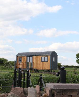 Llanfihangel Tal-y-llyn House | Long Meadow Shepherd Hut - Brecon Beacons, LD3 7TD