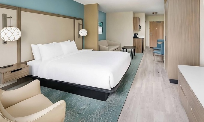 Marathon Hotel | Look No Further! With Free Breakfast, Outdoor Pool, Pets are Welcome!