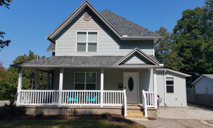 South Haven House | Look no more! Spacious! Sleeps 12 comfortably! Family friendly! Walk everywhere!