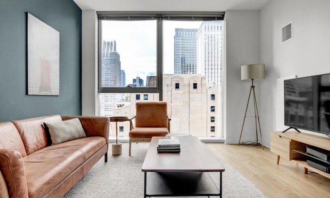Downtown Chicago Apartment | Loop 1BR w Gym Pool WD nr Millennium Park CHI-226