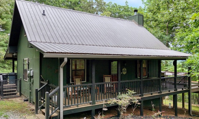 Warne Hotel | Lorelai's Lair - Hot Tub - Fire Pit- Pet Friendly