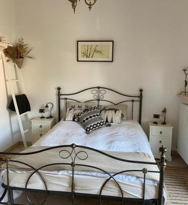Travedona-Monate Bed & Breakfast | Los Perros Hermanos
