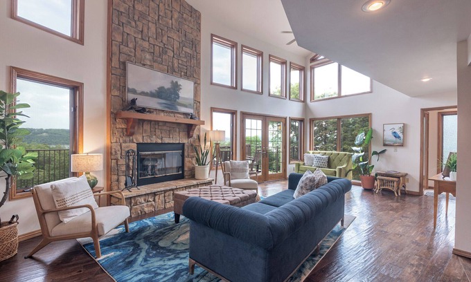 Lost Bridge Village House | Lost Bridge Lodge on BEAVER LAKE! Across from POOL