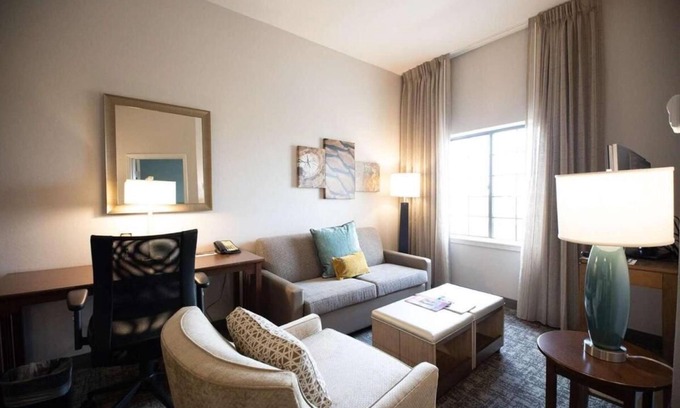Highlands - Perkins Hotel | Louisiana Gem Away from Home! Full Kitchen, Pet-friendly, Onsite Pool, Parking!